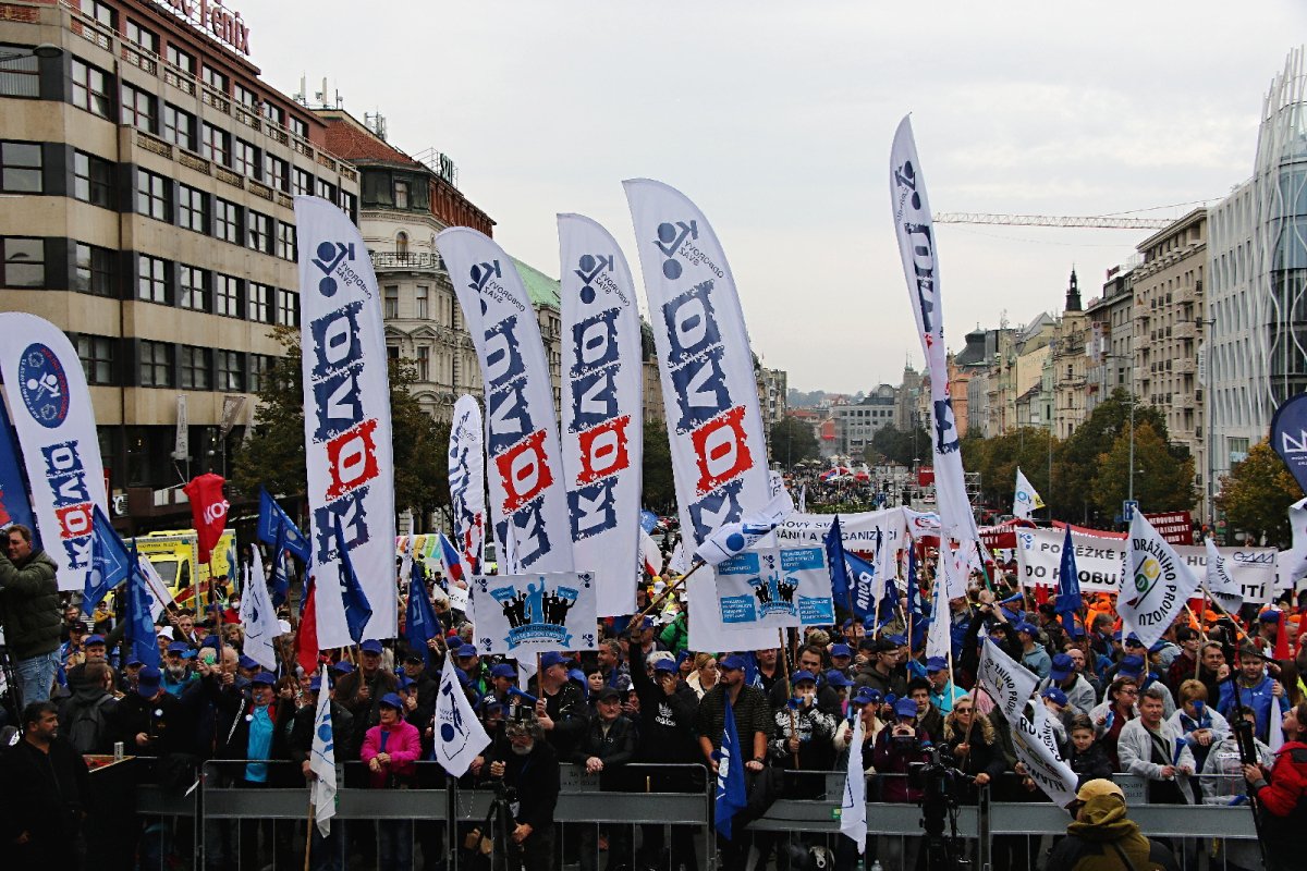 Demonstrace PROTI CHUDOBĚ v Praze 