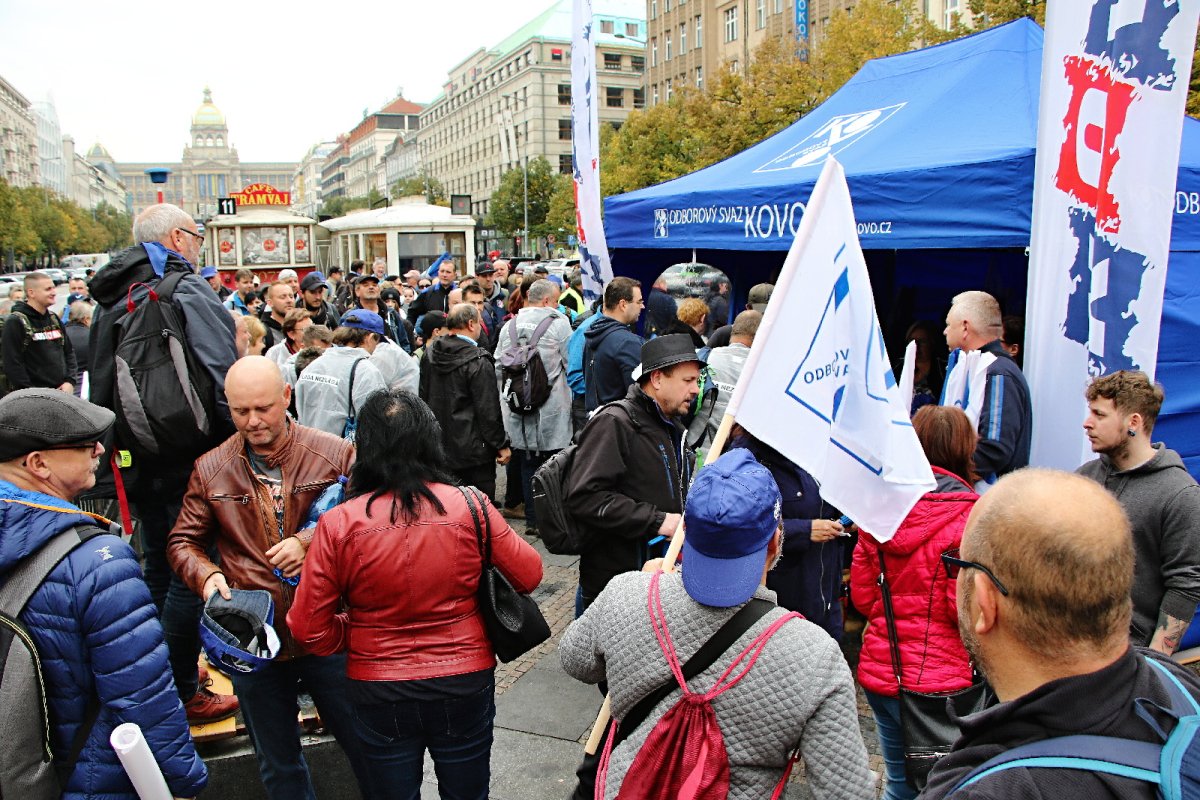 Demonstrace PROTI CHUDOBĚ v Praze 