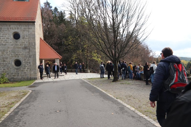OS KOVO se studenty uctil památku v koncentračním táboře Flossenbürg