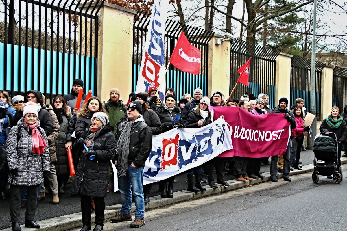 Nexen ochromila stávka, demonstrující odsoudili reakci velvyslance